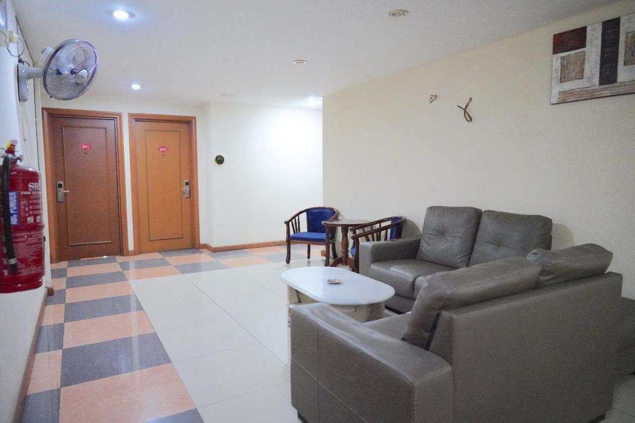 Oyo 89866 Houz Inn Bintulu Buitenkant foto